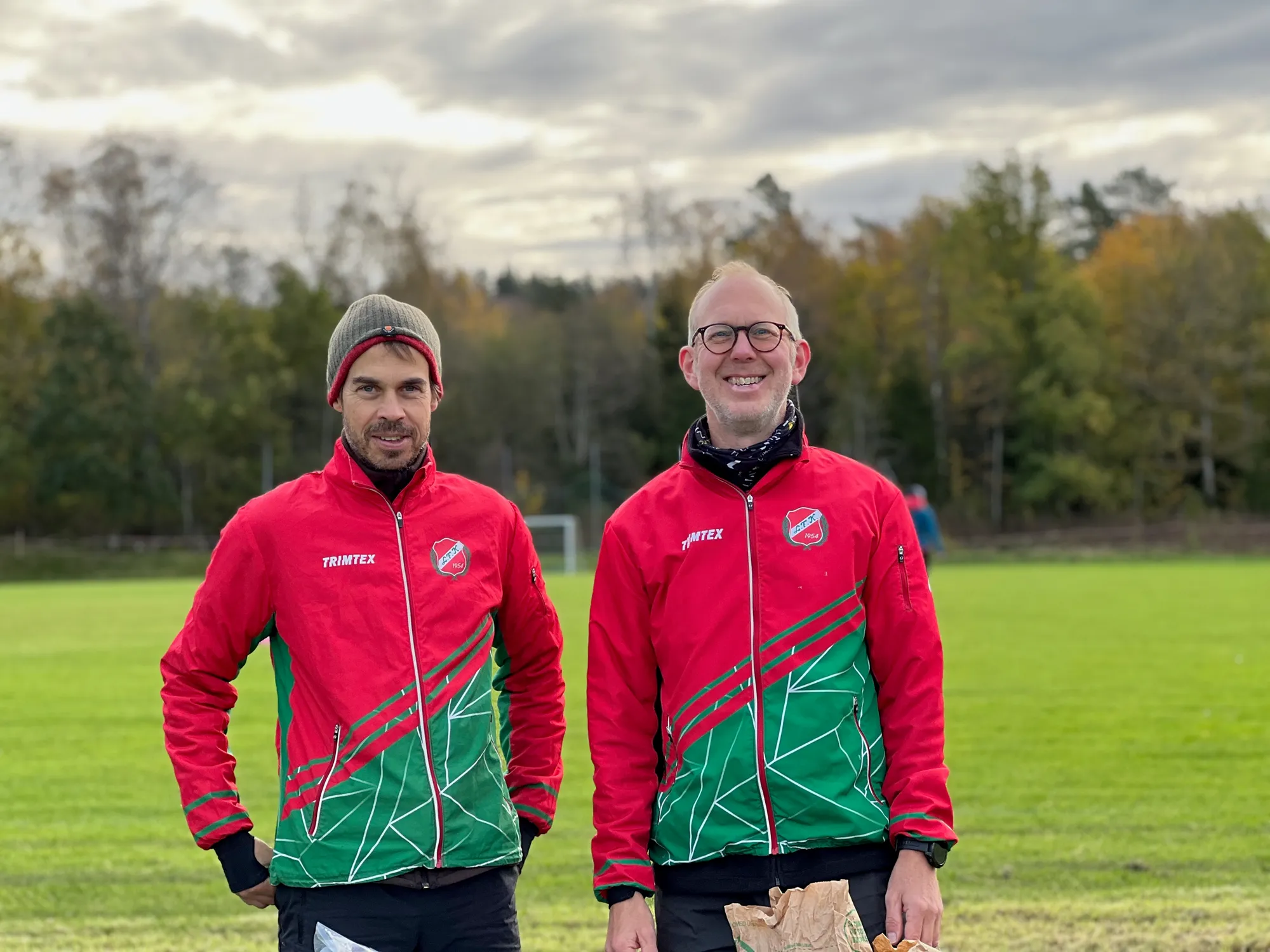 Två medlemmar i klubbdräkt