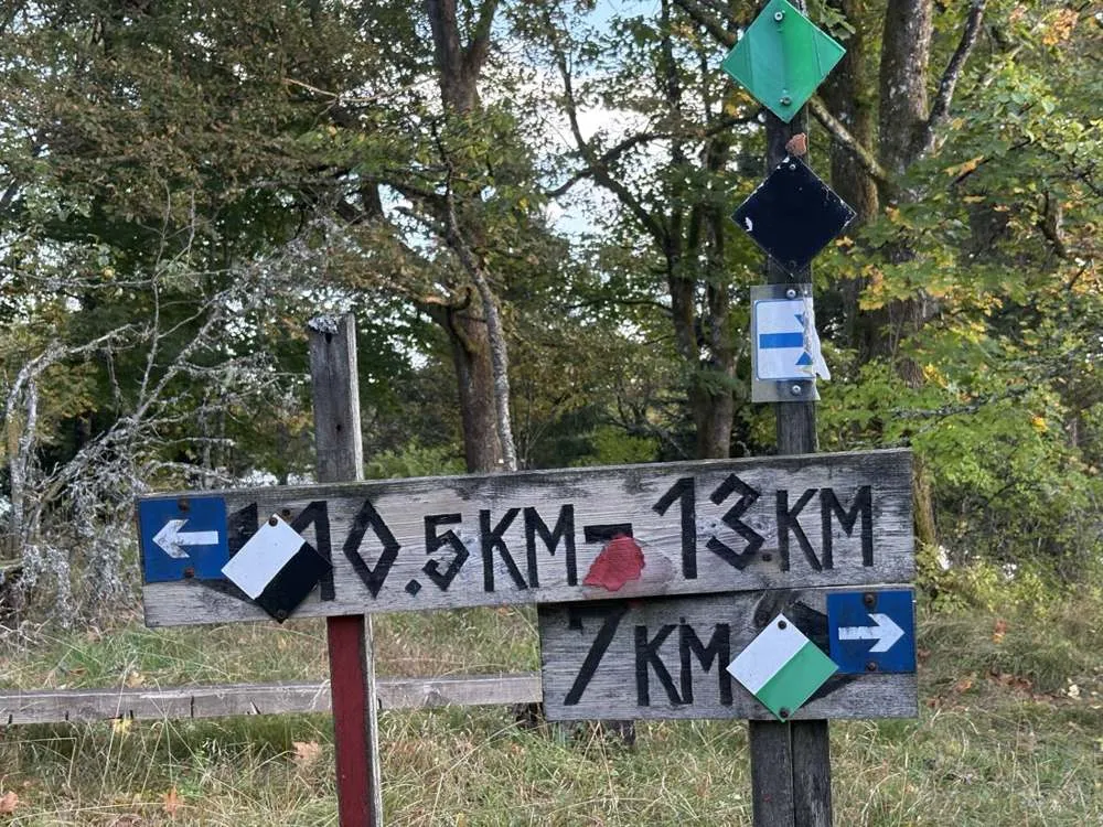 Skylt längs Vandringsleden 7 km
